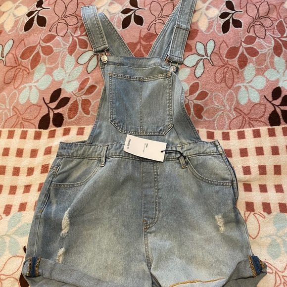 Clothes - Picture 4 of 5